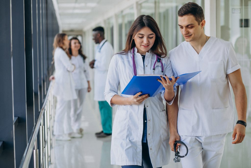 étudiants en médecine se tenant dans le couloir d'un hopital